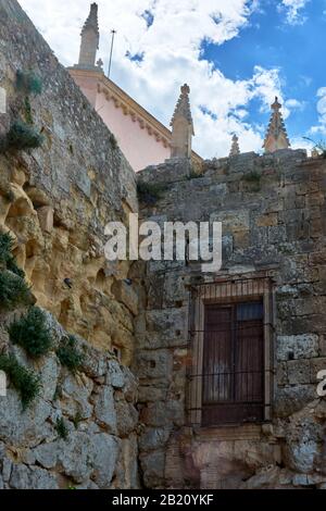 Tarragone, ESPAGNE - 12 MAI 2017: Détails architecturaux aux côtés des vieux murs romains de la ville de Tarragone, Espagne. Banque D'Images