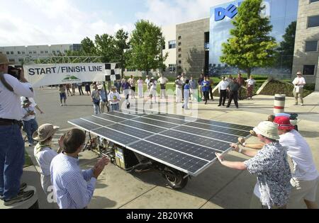 16 2001 juillet, Round Rock TX USA: Une voiture solaire attend au début du Winston Solar Challenge de neuf jours, qui commence sur le campus de Dell Computers et se termine à Columbus, Indiana. Des équipes d'écoles secondaires du Texas, du Mississippi, de la Californie, de l'Indiana, de la Caroline du Sud, de Porto Rico et du Mexique sont entrées. ©Bob Daemmrich Banque D'Images