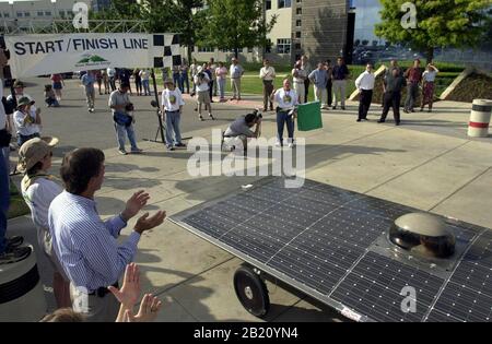 16 2001 juillet, Round Rock TX USA: Une voiture solaire attend au début du Winston Solar Challenge de neuf jours, qui commence sur le campus de Dell Computers et se termine à Columbus, Indiana. Des équipes d'écoles secondaires du Texas, du Mississippi, de la Californie, de l'Indiana, de la Caroline du Sud, de Porto Rico et du Mexique sont entrées. ©Bob Daemmrich Banque D'Images