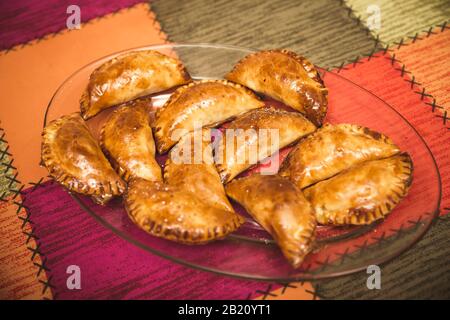 Empanadas espagnoles typiques faites de farine et remplies de différents ingrédients Banque D'Images