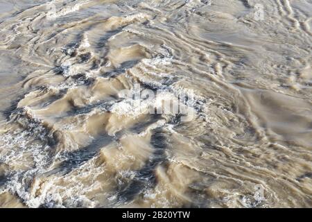 vue de dessus des eaux de raring d'une rivière débordée par des pluies torrentielles Banque D'Images