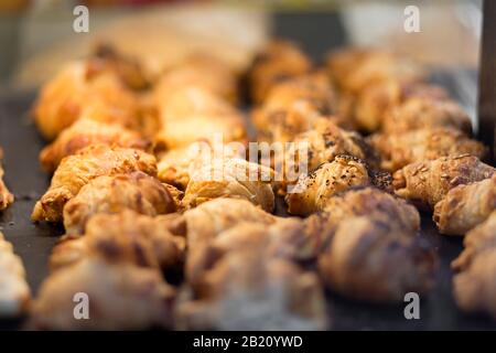 des mini croissants cuits sortent du four Banque D'Images