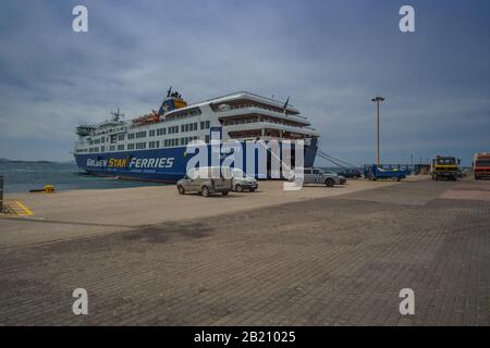 Blue Star Naxos ferry sortie du port de l'île de Mykonos. Blue Star Ferries est l'une des plus grandes compagnies de navigation grecques opérant en Grèce. Banque D'Images