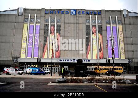 Les fans se souviennent de Kobe Bryant au United Center avant le jeu Bulls. Les fans créent un mémorial sur les trottoirs et les murs du Chicago Bulls Stadium, Chicago, il, États-Unis, 27 janvier 2020 Avec : Kobe Bryant Sign Where: Chicago, Illinois, États-Unis Quand: 27 janvier 2020 crédit: Adam Bielawski/WENN.com Banque D'Images