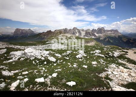 Vue depuis le sommet de Petz jusqu'au Catinaccio, Sciliar, les Dolomites du Tyrol du Sud, Tyrol du Sud, Italie Banque D'Images