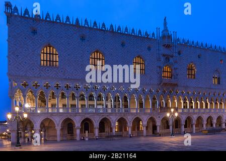 Palais des Doges illuminé le soir, Piazza San Marco, Venise, Vénétie, Italie Banque D'Images