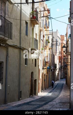 Tarragone, ESPAGNE - 12 MAI 2017: Gros plan de la belle allée étroite avec des bâtiments pittoresques tout autour de Tarragone. Banque D'Images