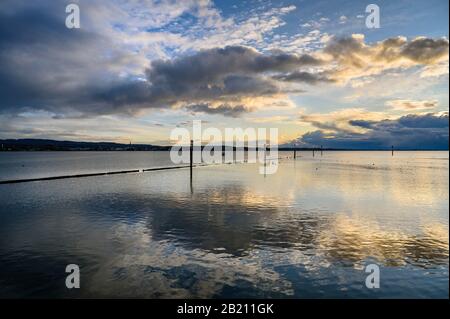 Formation de nuages au lever du soleil au-dessus du lac de Constance, mousse, district de Constance, Bade-Wuerttemberg, Allemagne Banque D'Images