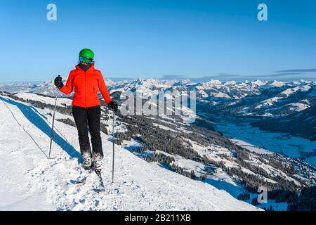 Skieur debout sur piste de ski, panorama de montagne dans le dos, SkiWelt Wilder Kaiser, Brixen im Thale, Tyrol, Autriche Banque D'Images