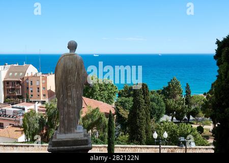 Tarragone, ESPAGNE - 12 MAI 2017: Sculpture de César Augustus face à l'océan vue de derrière à Tarragone. Banque D'Images