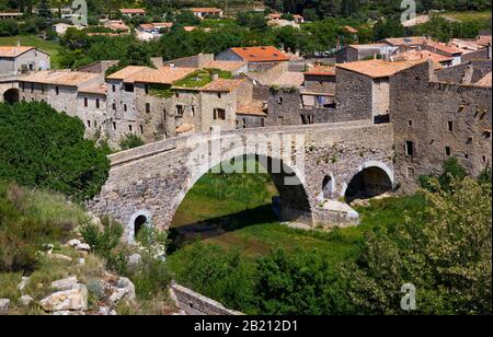 Vue sur le village avec Pont Vieux, Lagrasse, région viticole de Corbières, département de l'Aude, Languedoc-Roussillon, France Banque D'Images