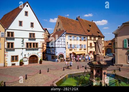 Route des vins alsaciens, maisons à colombages sur La Place du Château, Eguisheim, Alsace, France Banque D'Images