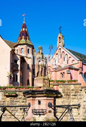 Fontaine Saint Léon IX à La Place du Château Saint Leon, Château des Ducs d'Eguisheim et de Leokapelle, Eguisheim, Alsace, France Banque D'Images