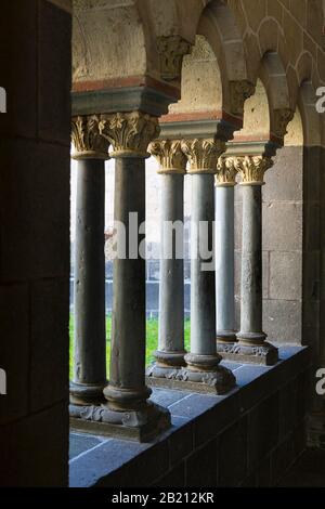 Colonnes dans le cloître, église du monastère de Laacher Muenster, monastère de Maria Laach, Eifel, Rhénanie-Palatinat, Allemagne Banque D'Images