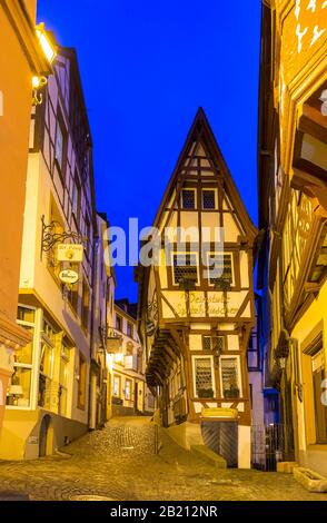 Spitzhaus sur le marché médiéval, Bernkastel-Kues, Rhénanie-Palatinat, Allemagne Banque D'Images