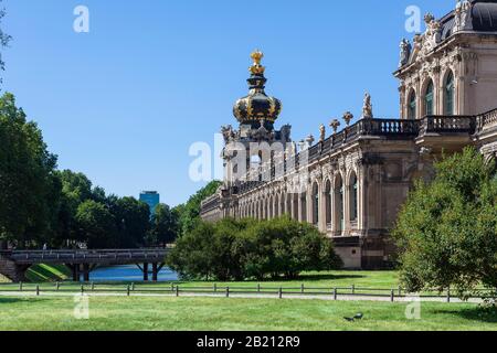 Crown Gate, long Gallery et Zwinger Trench avec pont de lune, Zwinger, vue extérieure, Dresde, Saxe, Allemagne Banque D'Images