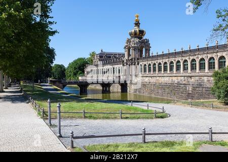 Crown Gate, long Gallery et Zwinger Trench avec pont de lune, Zwinger, vue extérieure, Dresde, Saxe, Allemagne Banque D'Images