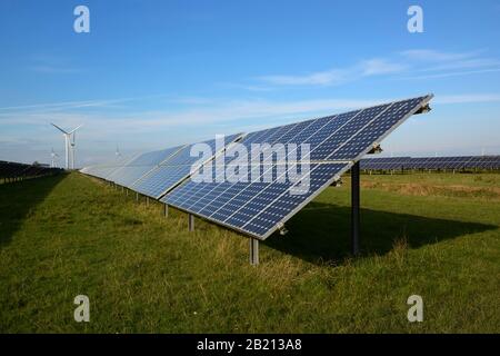 Énergies renouvelables: Système photovoltaïque, centrale solaire et parc éolien en arrière-plan, Schleswig-Holstein, Allemagne Banque D'Images