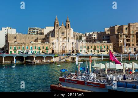 Malte la Valette 16 juin 2019: Belle vue de l'église baroque catholique sur le fond du ciel bleu. Incroyable paysage urbain avec maisons anciennes et tradi Banque D'Images