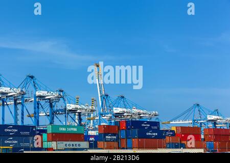 Malte Valletta le 16 juin 2019: Contexte ogique de nombreuses boîtes à conteneurs chargées au dépôt de conteneurs à l'aide de grues à cargaison au port maritime. Banque D'Images