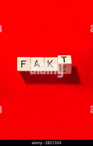 Fait ou faux, image de symbole, fausses nouvelles, faits alternatifs, Allemagne Banque D'Images