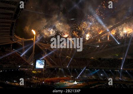 Athènes, Grèce 17SEP04: Les feux d'artifice marquent l'éclairage du caldron de la flamme paralympique lors de la cérémonie d'ouverture aux Jeux paralympiques d'Athènes. ©Bob Daemmrich Banque D'Images