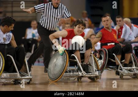 Jeux paralympiques d'Athènes : action de rugby en fauteuil roulant pour hommes Belgique (rouge) Ludwig Budgers marque un but contre l'Allemagne (blanc). ©Bob Daemmrich Banque D'Images