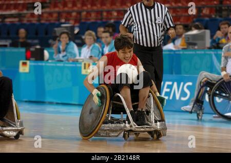 Jeux paralympiques d'Athènes : action de rugby en fauteuil roulant pour hommes Belgique (rouge) Ludwig Budgers marque un but contre l'Allemagne (blanc). ©Bob Daemmrich Banque D'Images