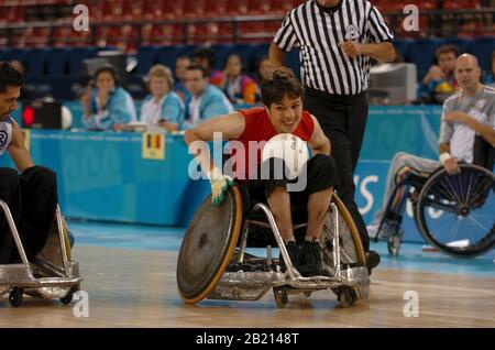 Jeux paralympiques d'Athènes : action de rugby en fauteuil roulant pour hommes Belgique (rouge) Ludwig Budgers marque un but contre l'Allemagne (blanc). ©Bob Daemmrich Banque D'Images