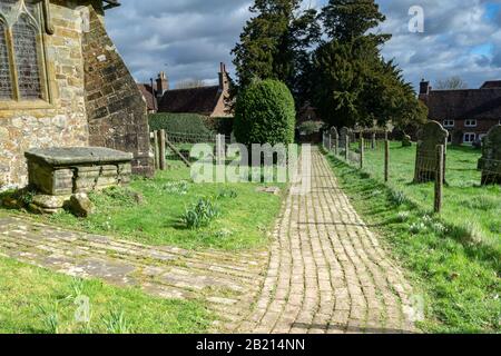 Un chemin de brique dans le cimetière, Brighling, Angleterre Banque D'Images