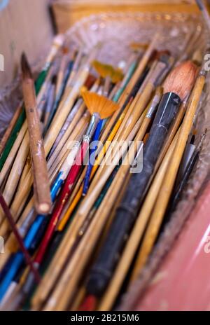 Une variété de brosses d'artiste sont prêtes à être utilisées dans un atelier de poterie Banque D'Images