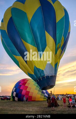 Battle creek Michigan États-Unis 3 juillet 2017 ; des montgolfières colorés montent dans le beau ciel au coucher du soleil, lors d'un spectacle aérien Banque D'Images