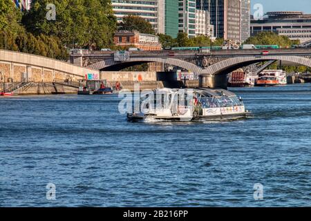 Paris, France - 18 septembre 2019 : bateau touristique longeant la Seine, à Paris. Banque D'Images