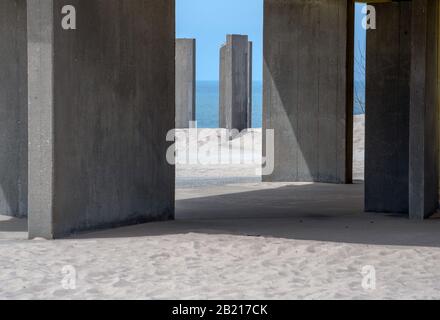 Les murs de ciment sur une plage de sable contribuent à créer une rupture de vent, et fait un intéressant résumé près du lac Michigan USA Banque D'Images