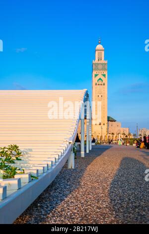 La Mosquée Hassan II est une mosquée de Casablanca, au Maroc. C'est la plus grande mosquée du Maroc avec le minaret le plus haut au monde. Banque D'Images