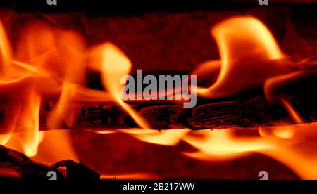 Brûler du bois dans une cheminée Banque D'Images