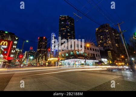 Centre-ville de Vancouver, Colombie-Britannique, Canada - 22 février 2020 : vue nocturne d'un Strip principal dans la ville Urbaine Moderne, rue Granville, où la plupart des boîtes de nuit Banque D'Images