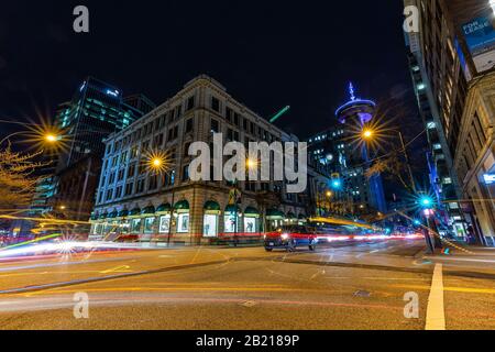 Centre-ville de Vancouver, Colombie-Britannique, Canada - 22 février 2020 : vue nocturne d'un coin de rue dans la ville urbaine Moderne après le coucher du soleil. Banque D'Images