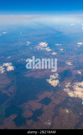 Vue aérienne de l'est de la Slovaquie vue de l'avion volant regardant vers l'est, près de la frontière avec la Hongrie Banque D'Images