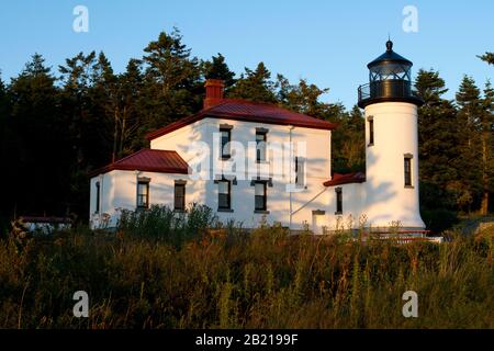 Vue Panoramique Sur Le Phare De Admiralty Head, Parc National De Fort Casey, Près De Coupeville, Island County, Whidbey Island, Washington, États-Unis Banque D'Images