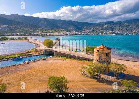 Le célèbre canal d'Elounda avec les ruines de l'ancien pont, Crète, Grèce. Banque D'Images