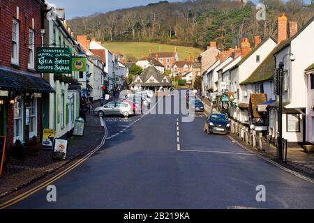 Vue sur Dunster High Street à Somerset, en Angleterre avec Dunster Yarn Market vers la fin de la rue. Banque D'Images