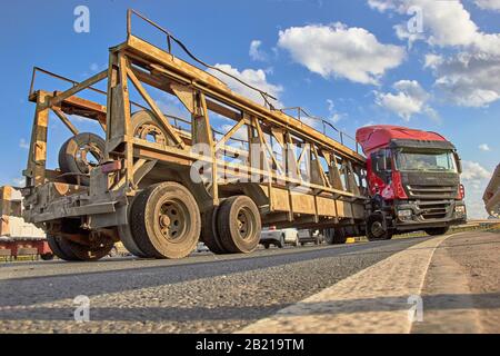 une roue de camion explose a causé un accident sur la route. Banque D'Images