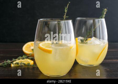 Meyer Lemon et Thyme Bees Genoux: Une version mise à jour d'un cocktail classique de gin fait de miel, de citron Meyer et de thym frais Banque D'Images