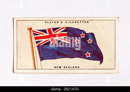 La carte à cigarettes du joueur dans la série Flags of the League of Nations montre le drapeau de la Nouvelle-Zélande. Publié En 1928. Banque D'Images