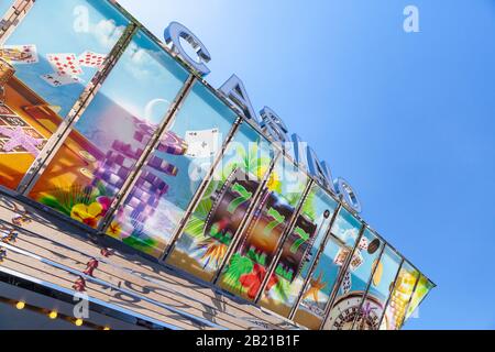 Cannes, France - 14 août 2018 : façade colorée avec publicité du Casino Barriere le Croisette situé au Palais des Festivals et des Congrès Banque D'Images