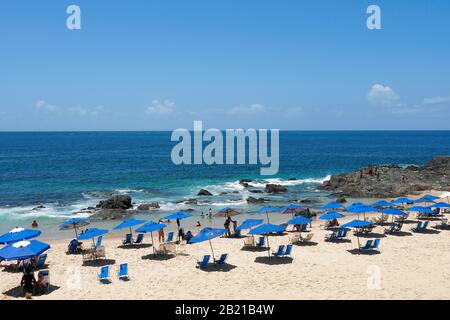 Les gens qui profitent du soleil, de la plage et de l'eau bleue à Porto da Barra Beach à côté du phare de Barra à Salvador Bahia Brésil. 22 février 2019 Banque D'Images