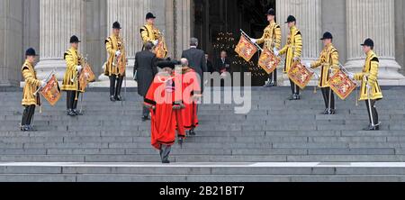 Les trompettes de l'uniforme et de la dignité de la robe d'État des gardes-vie en robe rouge comprennent Lord Mayor of London qui arrive à la place de la cathédrale St Pauls de Londres au royaume-uni Banque D'Images