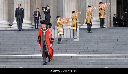 Trompettistes des gardes de vie en robe d'État jouant le fanfare St Pauls Cathedral Lord Mayor London marche pour saluer le prince Phillip Duke d'Édimbourg au Royaume-Uni Banque D'Images