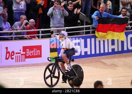 Berlin, Allemagne. 28 février 2020. Emma Hinze, de l'Allemagne, célèbre la victoire du sprint final féminin au cours du 3e jour des Championnats du monde UCI Cycling Track, à Veledrom, Berlin Allemagne. 28 Février 2020 (Photo De Mitchell Gunn/Espa-Images) Crédit: Agence Photographique Sportive Européenne/Alay Live News Banque D'Images